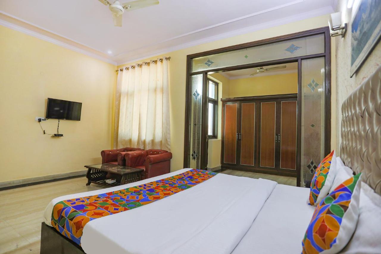 Hotel Treebo Trip HM Palace Noida Exteriér fotografie